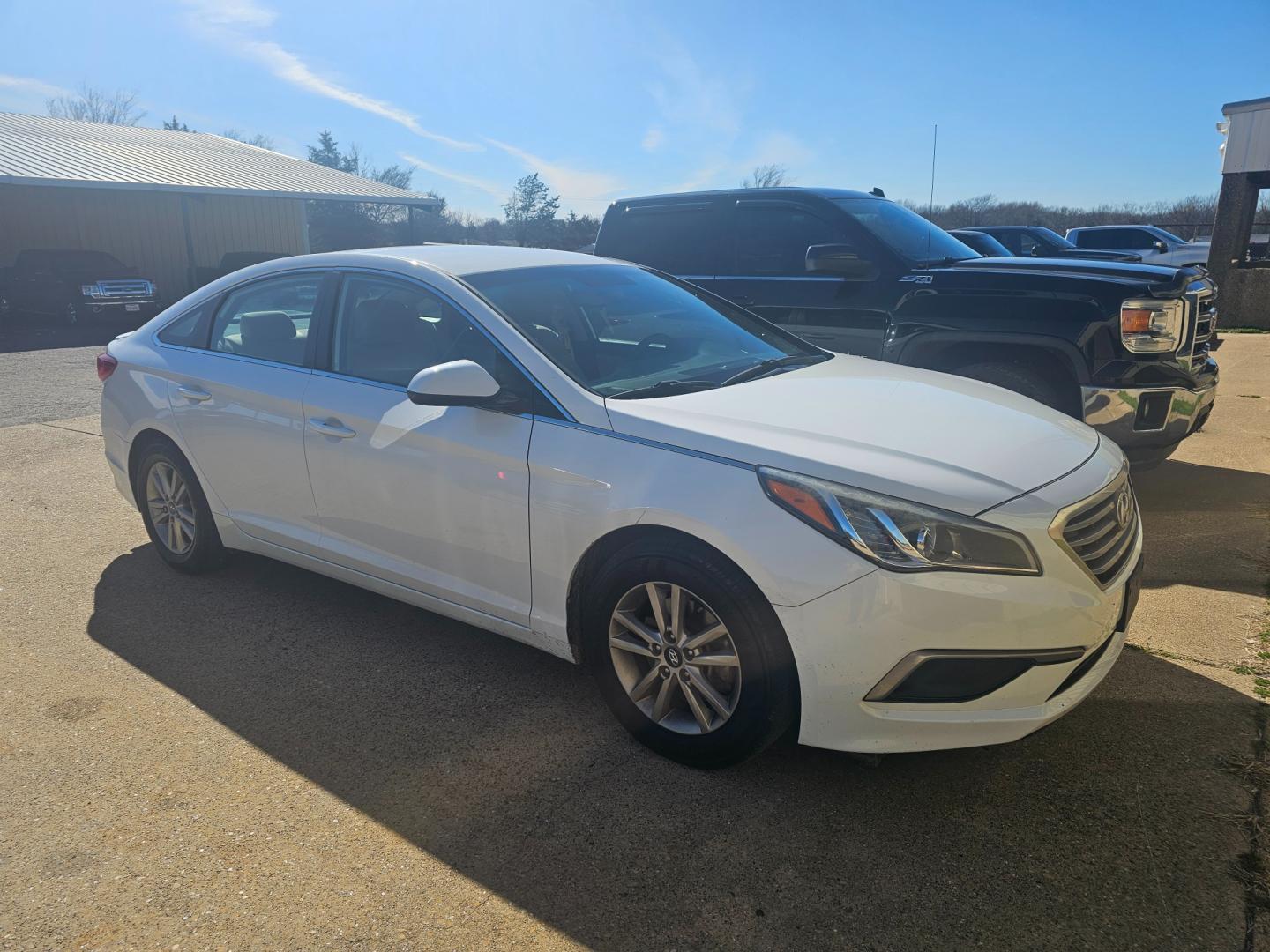 2017 WHITE Hyundai Sonata SE (5NPE24AF7HH) with an 2.4L L4 DOHC 16V engine, 7A transmission, located at 533 S Seven Points BLVD, Seven Points, TX, 75143, (430) 255-4030, 32.313999, -96.209351 - Photo#1